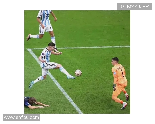 足球明星璀璨瞬间捕捉精彩时刻展现运动魅力与激情